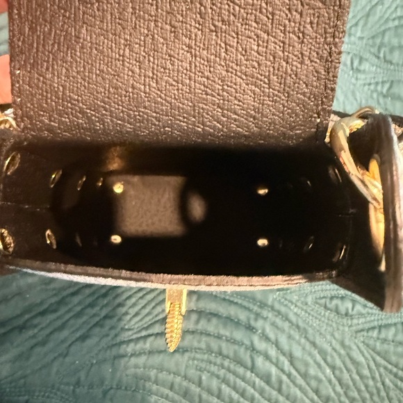 Elegant Silver Crossbody Bag - Picture 3 of 7